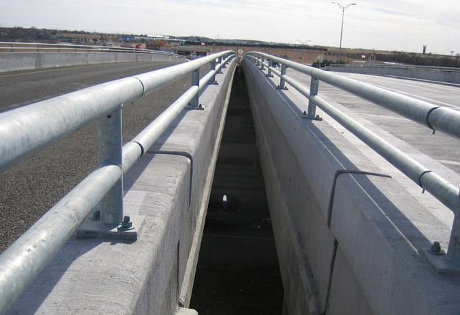 Round tube bridge rails on divided highway bridge